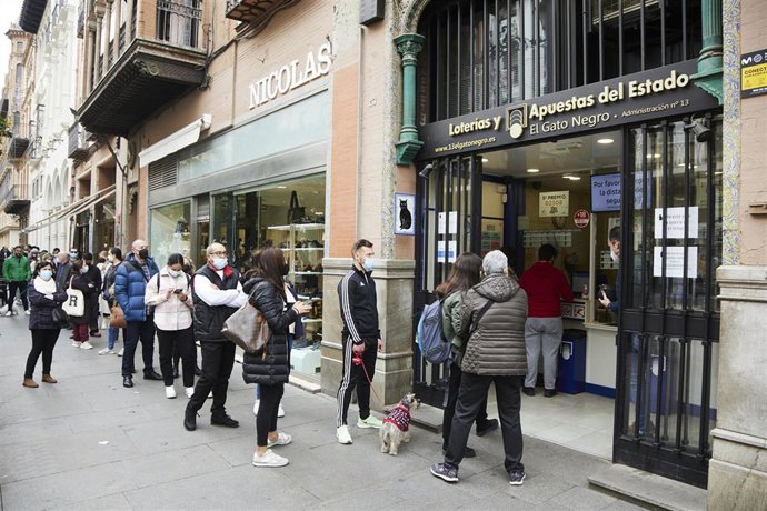 Archivo - Colas para hacerse con un décimo de Lotería de Navidad, archivo 