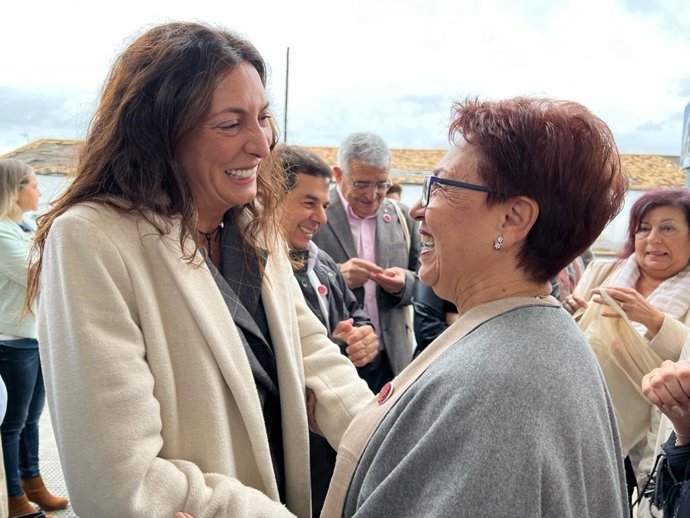 La consejera de Inclusión Social, Juventud, Familias e Igualdad, Loles López, antes de presidir la Gala de Teatro Provincial de los Centros de Participación Activa en Valverde del Camino (Huelva).