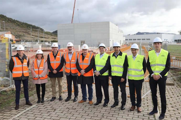 El vicepresidente Aierdi junto a responsables de Nasuvinsa y la empresa ENGIE y resto de autoridades en la visita