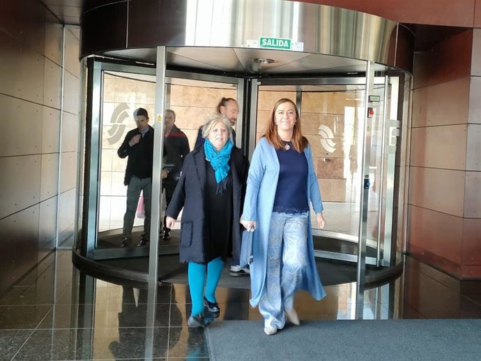 La delegada del Gobierno en Castilla y León, Virginia Barcones (derecha), a su llegada a las dependencias del INSS en Salamanca, junto a la subdelegada del Gobierno en la provincia, Encarnación Pérez (izquierda)