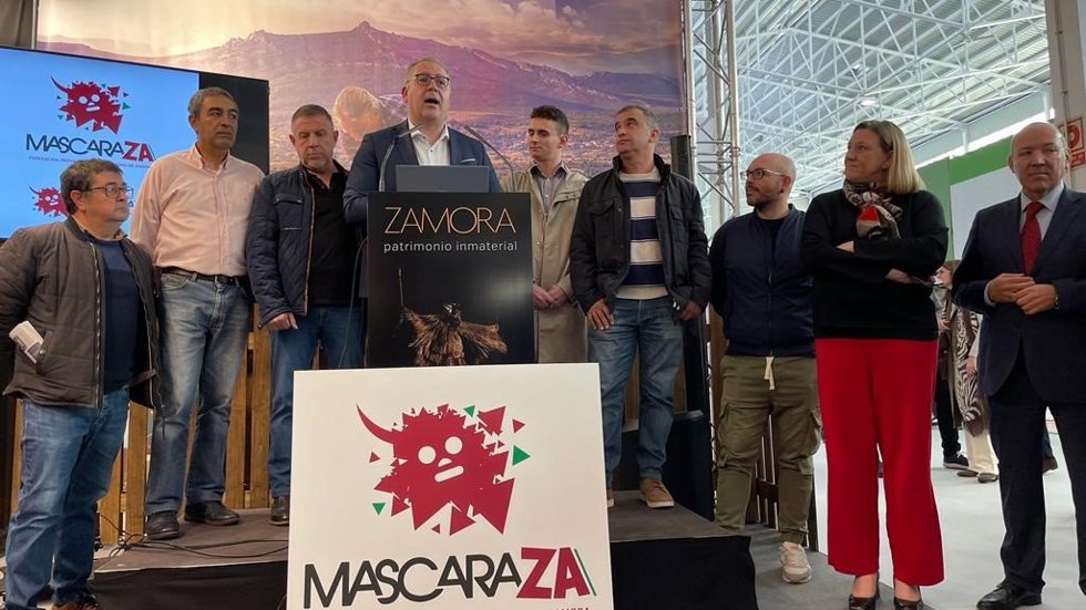 El vicepresidente segundo de la Diputación de Zamora, Jesús MAría Prada, () y la consejera de Familia (2D) en Intur.