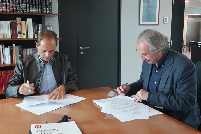 El conseller Martí March, y el decano del Colegio Oficial de Psicología de Baleares, Javier Torres, firman el convenio.