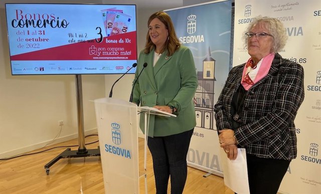 La alcaldesa de Segovia, Clara Martín, junto con la concejala de Desarrollo Económico y Empleo, María Antonia Sanz.