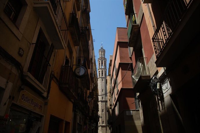 Archivo - Edificios con viviendas, a 23 de junio de 2022, en Barcelona, Cataluña (España). 