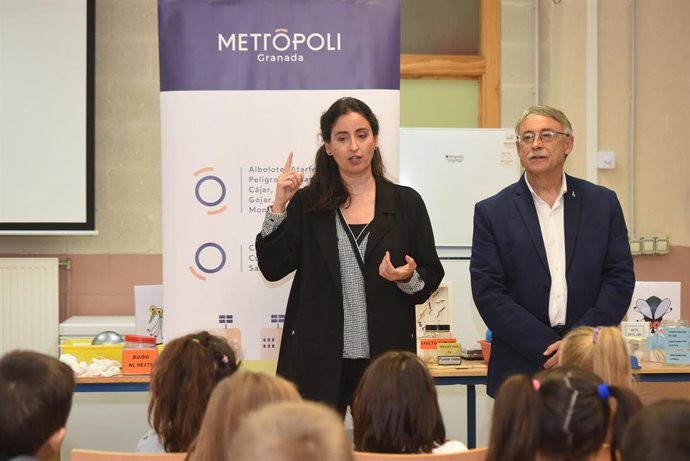 La diputada de Medio Ambiente, Carmen Fernández, y el alcalde de Atarfe, Pedro Martínez