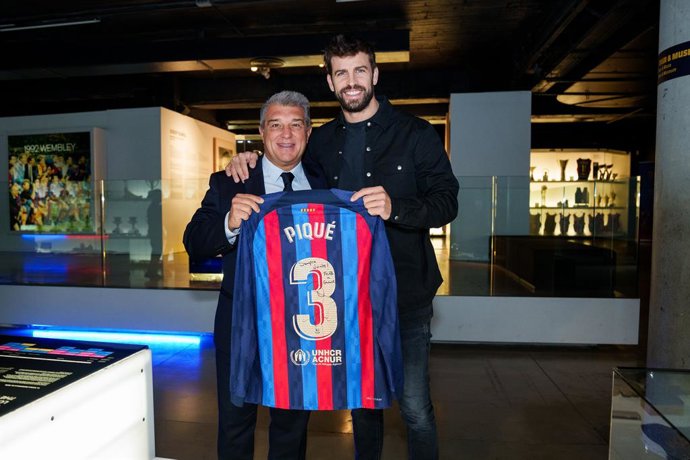 El exfutbolista Gerard Piqué hace entrega al Museo del FC Barcelona, junto a su presidente, Joan Laporta, de la última camiseta que llevó antes de retirarse
