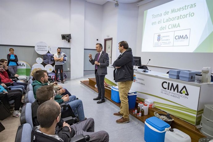 El Consejero De Desarrollo Rural, Ganadería, Pesca, Alimentación Y Medio Ambiente, Guillermo Blanco, Acompaña A Alumnos Del IES Cantabria De Santander En Su Visita A Las Instalaciones Del CIMA.