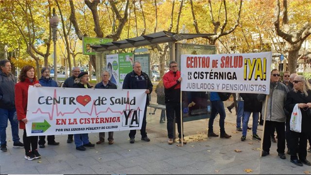 Un centenar de personas se concentra en Valladolid para censurar la gestión "irresponsable y criminal" de la Sanidad