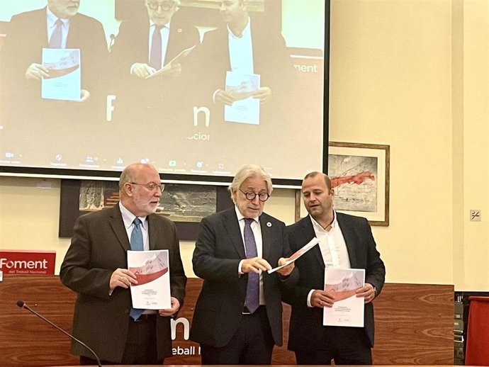 El secretario general adjunto de Foment del Treball Salvador Guillermo, el presidente de Foment del Treball Josep Sánchez Llibre, y el presidente de la Associació de Promotors de Catalunya (Apce) Xavier Vilajoana.