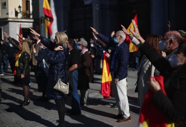 Archivo - Varias personas sostienen banderas de España y levantan el brazo derecho durante una concentración en conmemoración de la muerte de Franco y de José Antonio Primo de Rivera en la Plaza de Oriente, en Madrid (España), a 22 de noviembre de 2020.