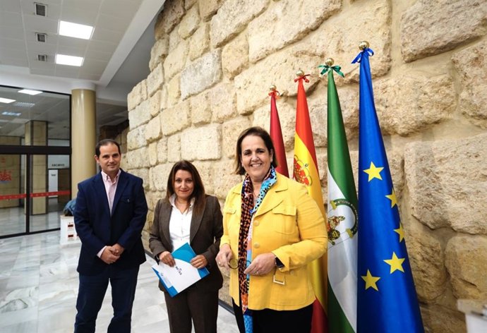 Isabel García Sanz (centro), entre Alfonso Alberca Díaz y Blanca Torrent, en el Ayuntamiento de Córdoba.
