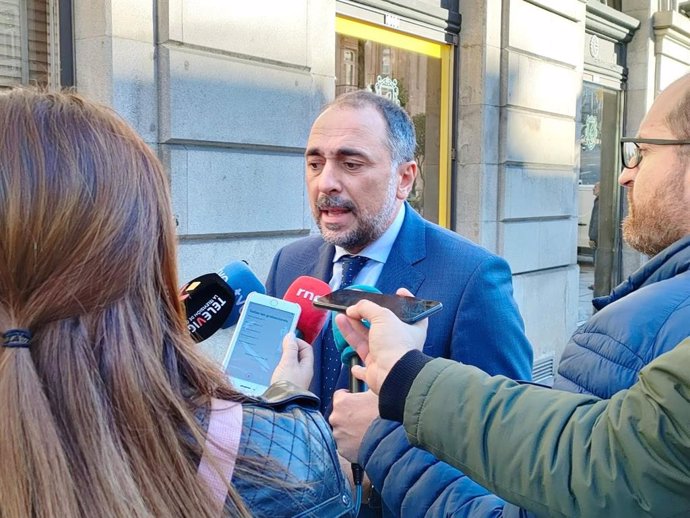 El conselleiro de Sanidade de la Xunta de Galicia, Julio García Comesaña, en declaraciones a los medios.