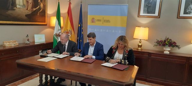 El delegado de Gobierno de España en Andalucía, Pedro Fernández; el presidente de la FAMP, Fernando Rodríguez Villalobos, y la presidenta de Fakali, Beatriz Carrillo de los Reyes.