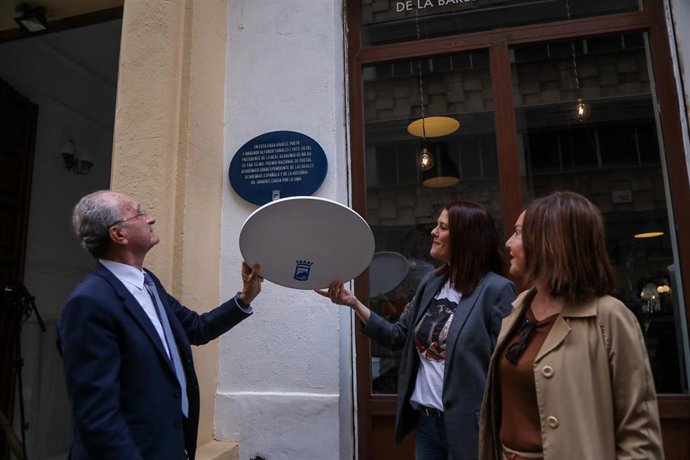 El alcalde, Francisco de la Torre, junto a la concejala de Cultura, Noelia Losada, y miembros de la familia, descubren la placa homenaje al Premio Nacional de Literatura Alfonso Canales