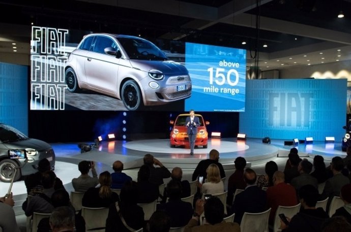 El consejero delegado de Fiat, Olivier Franois, en una presentación junto a un Fiat 500e