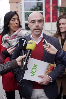 El vicepresidente de Acción Política y eurodiputado de VOX,Jorge Buxadé, junto a la diputada del Parlamento Vasco, Amaia Martínez, y la concejala de Calahorra, Maite Arnedo