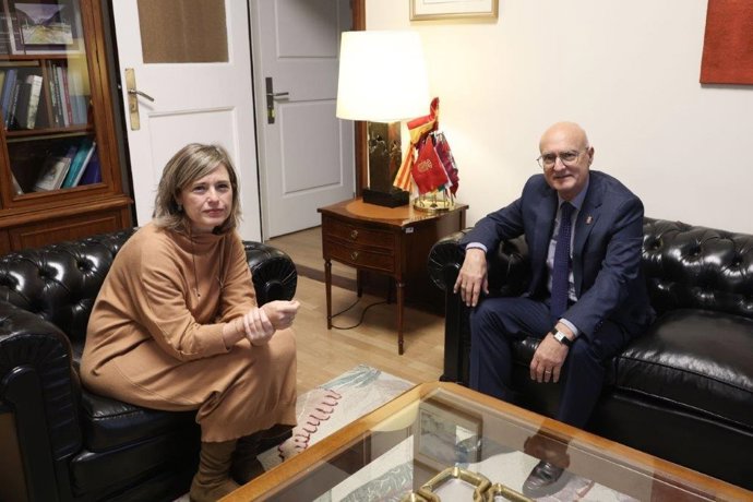 La presidenta de la CHE, María Dolores Pascual, y el consejero de Cohesión Territorial, Bernardo Ciriza, durante la reunión celebrada en Zaragoza