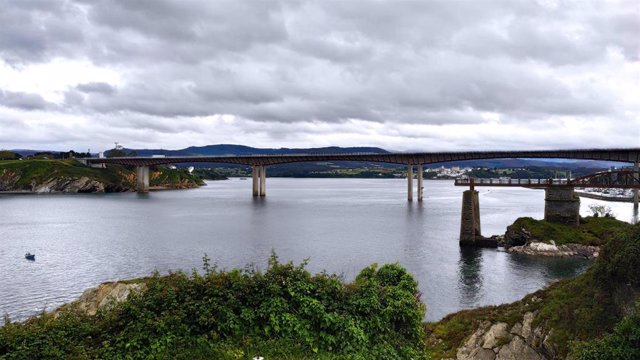 Archivo - Ría del Eo, límite entre Asturias y Galicia, desde Ribadeo (Galicia) con los astilleros Armón al fondo y el puente de la Autovía del Cantábrico A-8 a su paso por la localidad.