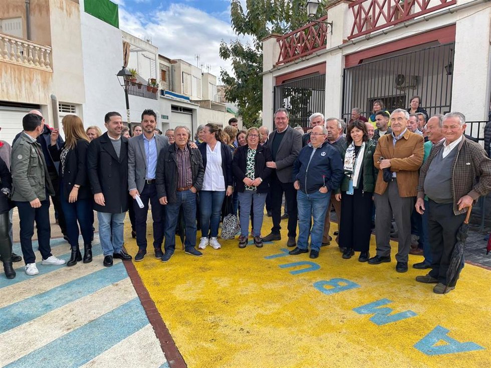 El secretario general del PSOE-A, Juan Espadas, este viernes rodeado de vecinos en su visita a la provincia de Granada.