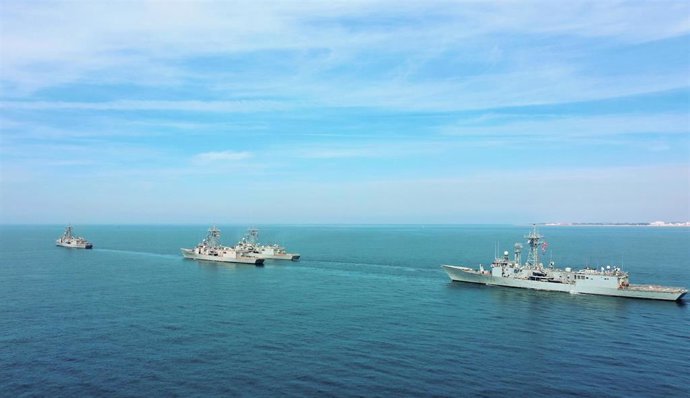 Archivo - La Armada realiza ejercicios de Escuadrilla junto con el Ejército del Aire y del Espacio