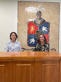 La delegada de Justicia, Administración Local y Función Pública, Raquel López (dcha.), en su visita a Villanueva del Duque.