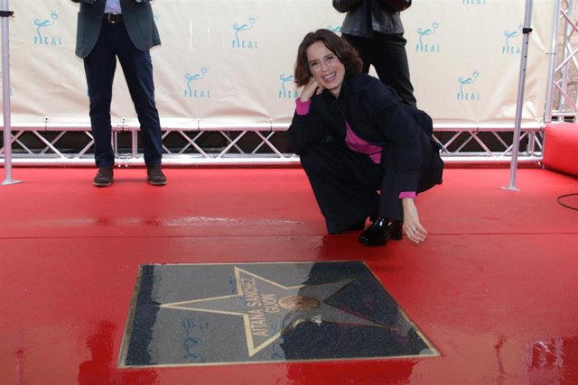 Aitana Sánchez Gijón descubre su estrella en el Paseo de Almería, donde recibe el homenaje a su trayectoria de Fical