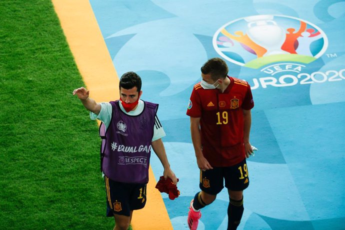 Archivo - Jose Luis Gaya and Daniel Olmo of Spain gestures during the UEFA EURO 2020 Group E football match between Spain and Sweden at La Cartuja stadium on June 14, 2021 in Seville, Spain.