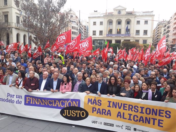 Una concentración en Alicante exige un nuevo modelo de financiación autonómica y más inversiones para la provincia