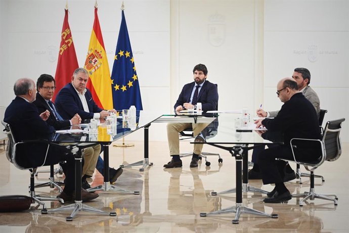 El presidente de la Comunidad, Fernando López Miras, reunido con el consejero Antonio Luengo; el presidente del Sindicato Central de Regantes del Acueducto Tajo-Segura, Lucas Jiménez; y los catedráticos Antonio Fanlo y Luis Garrote