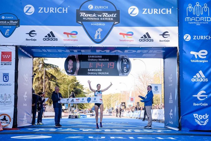 Archivo - Marta Galimany celebra su victoria en el medio maratón del Zurich Rock'n'Roll Running Series Madrid