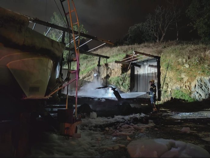 Camiones dañados por el fuego.