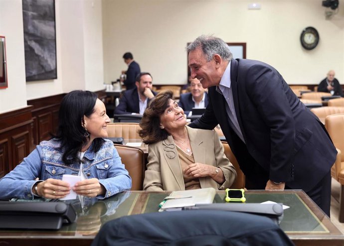 Archivo - (I-D) La diputada del PSOE, Rafaela Crespín; la exvicepresidenta del Gobierno y presidenta de la mesa de Igualdad en el Congreso de los Diputados, Carmen Calvo y el secretario de Estado para la Agenda 2030 y secretario general del PCE, Enrique