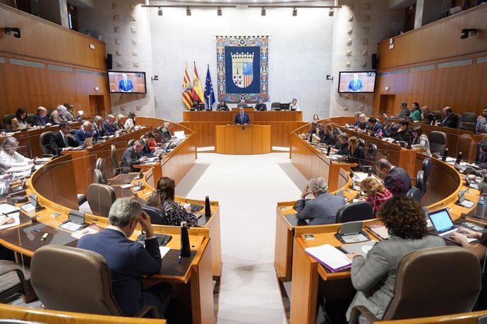 El consejero de Hacienda, Carlos Pérez Anadón, interviene en el debate de totalidad de los Presupuestos de 2023.