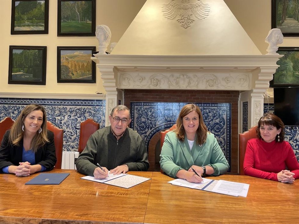 La alcaldesa de Segovia, Clara Martín, acompañada de la concejala de Servicio Sociales, Ana Peñalosa, y el director de Cáritas Diocesana, Ángel Anaya Luengo, acompañado de la coordinadora general de Cáritas, Belén Palomar.