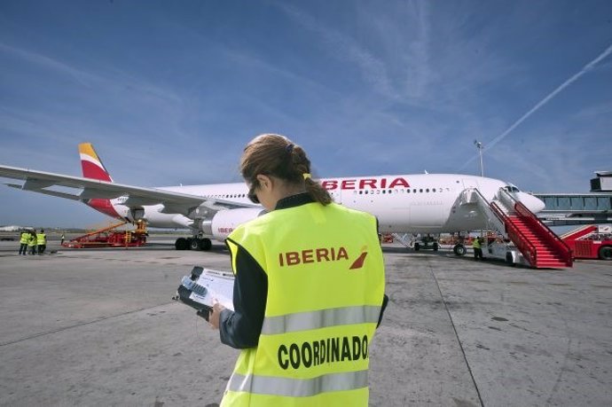Archivo - Personal de 'handling' de Iberia