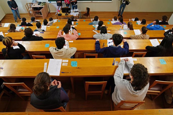 Archivo - Estudiantes esperan antes de comenzar las pruebas de acceso a la universidad