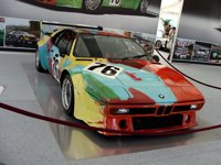 Varios activistas rocían de harina un coche diseñado por Andy Warhol como protesta ecologista