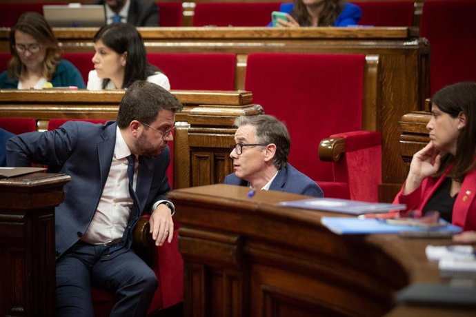 Archivo - El presidente de la Generalitat, Pere Aragons (i) y el presidente del grupo parlamentario de ERC en el Parlament, Josep María Jové (d), en un pleno del Parlament. ARCHIVO.