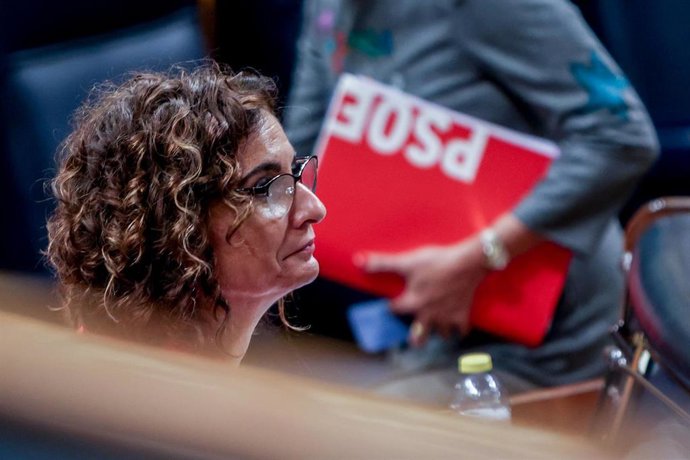 La ministra de Hacienda, María Jesús Montero, durante un debate de totalidad del Proyecto de Ley de Presupuestos Generales del Estado para el año 2023, en el Congreso de los Diputados, a 26 de octubre de 2022, en Madrid (España).  A pesar de las siete e