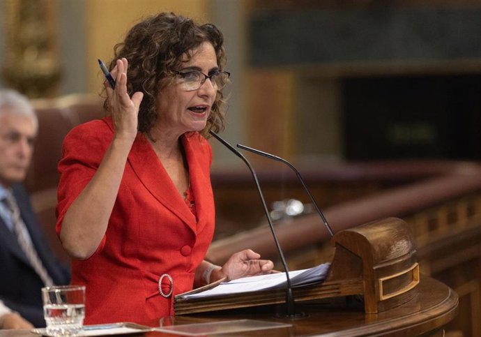 La ministra de Hacienda, María Jesús Montero, durante un debate de totalidad del Proyecto de Ley de Presupuestos Generales del Estado para el año 2023, en el Congreso de los Diputados, a 26 de octubre de 2022, en Madrid (España).  A pesar de las siete e