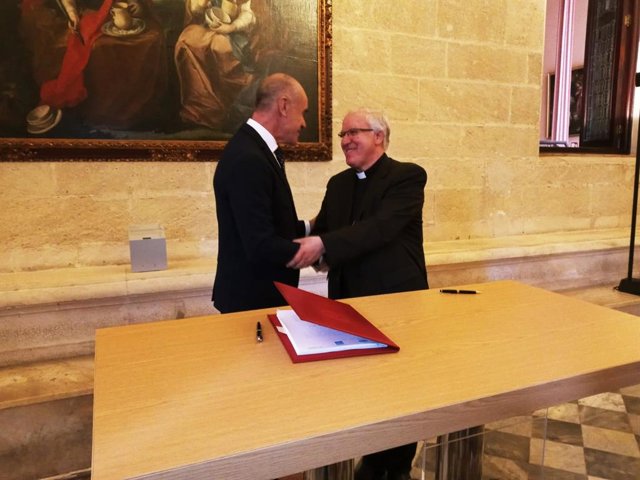 El alcalde y el arzobispo firman las escrituras de cesión del Convento de Santa Clara al Consistorio en la Sala Capitular del Ayuntamiento