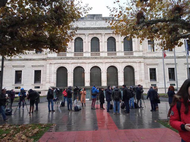 Archivo - Los medios de comunicación a las puertas de la Audiencia de Burgos para seguir el juicio a puerta cerrada contra tres exjugadores de La Arandina. Archivo