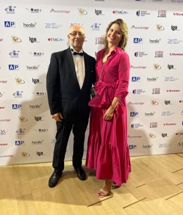 La responsable de Relaciones Internacionales en Hospitales Vithas de Comunidad Valenciana, Ekaterina Breslavtseva, junto al director de Desarrollo de Negocio en los Hospitales y Centros Médicos Vithas en la Costa del Sol, Juan Bosco Rodríguez Hurtado