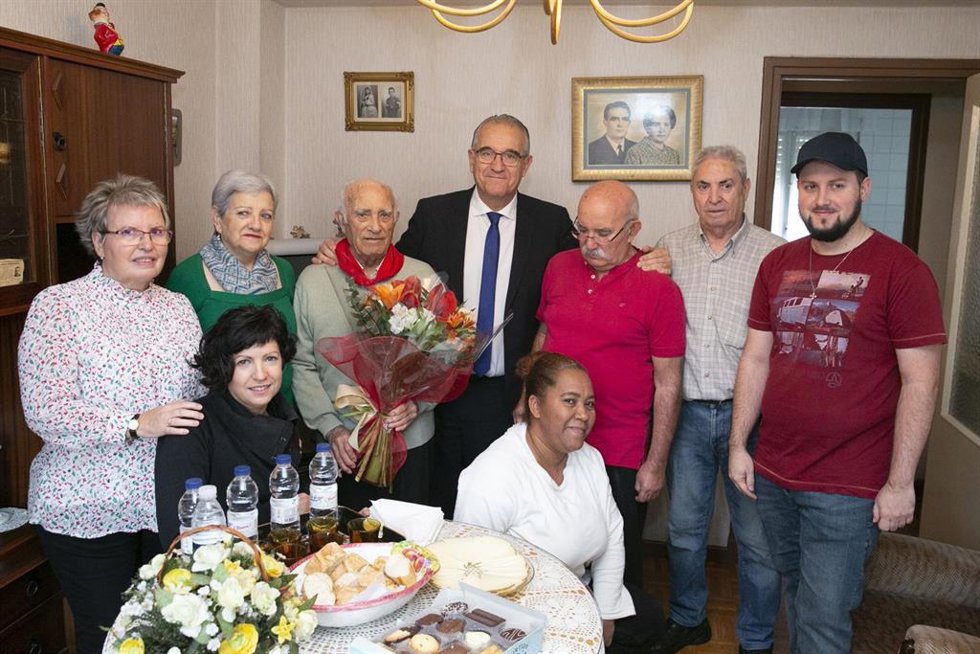 Visita del alcade a Pedro Samanes por su cien cumpleaños.