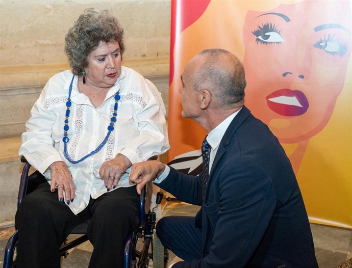 El alcalde de Sevilla, Antonio Muñoz, con la artista María Jiménez, que ha presentado oficialmente su Fundación, que luchará contra la violencia de género y contra la discriminación al colectivo LGTBI.