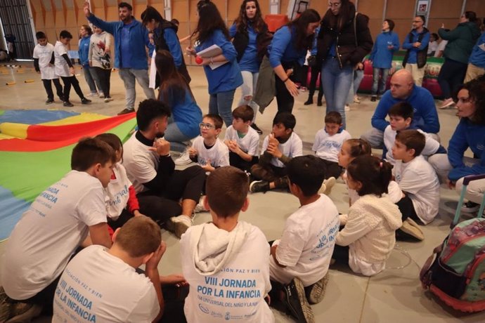 La jornada de convivencia ha reunido a más de 200 menores en la Caseta Municipal de Alcalá de Guadaíra.