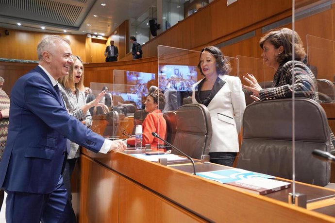 La diputada del PP Carmen Susín con otros parlamentarios de su grupo.