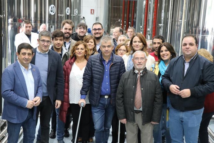 Visita del portavoz del Grupo Socialista en el Congreso de los Diputados, Patxi López, y otros dirigentes del PSOE a la cooperativa San Amador de Martos (Jaén).