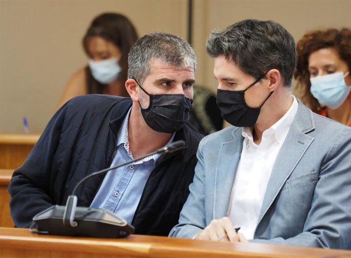 El diputado del PSdeG Martín Seco (izquierda) junto a su compañero de grupo parlamentario Pablo Arangüena