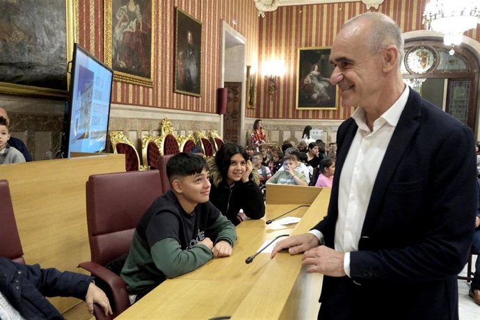 El alcalde de Sevilla, Antonio Muñoz, en la II Gala 'La equidad, nuestro éxito escolar', el acto de entrega de premios a estudiantes gitanos, familias y centros educativos organizado por la Federación de Asociaciones de Mujeres Gitanas, Fakali.
